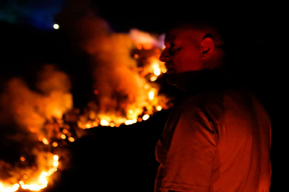 Un hombre en las inmediaciones del fuego de Quiroga
