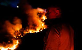 Un hombre en las inmediaciones del fuego de Quiroga