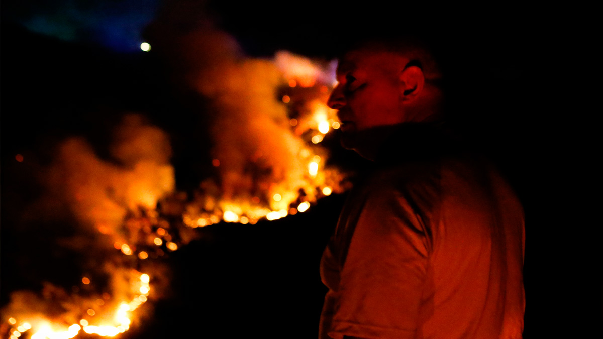 Un hombre en las inmediaciones del fuego de Quiroga