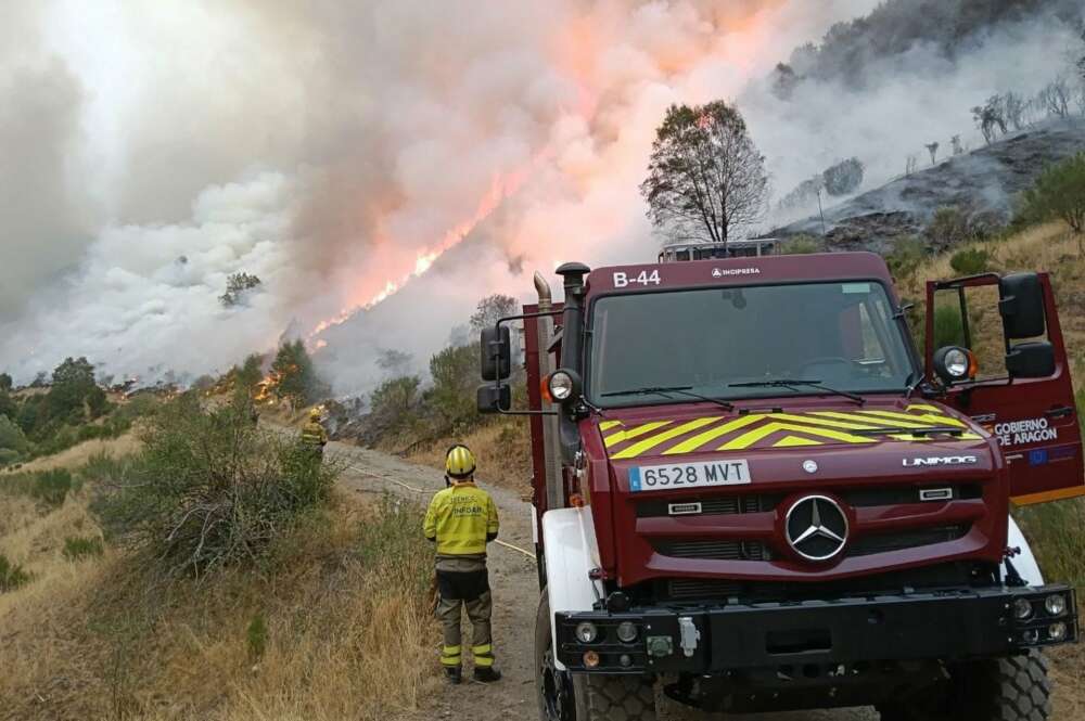 Medios de'INFOAR' en las labores de extinción del incendio forestal de Barniedo de la Reina (León) - INFOAR
