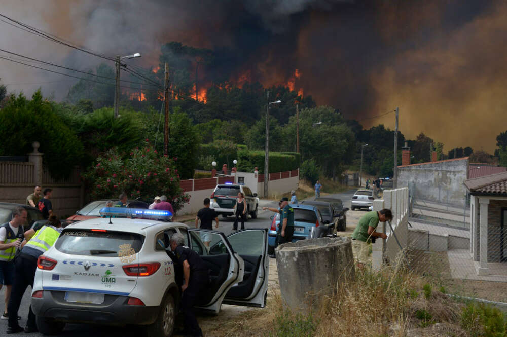 Varios servicios de emergencia trabajan en la extinción del fuego, a 12 de agosto de 2025, en Seixalbo, Ourense