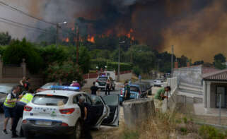 Varios servicios de emergencia trabajan en la extinción del fuego, a 12 de agosto de 2025, en Seixalbo, Ourense