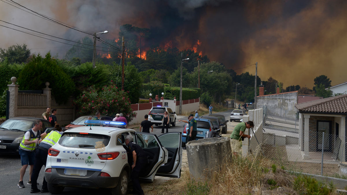 Varios servicios de emergencia trabajan en la extinción del fuego, a 12 de agosto de 2025, en Seixalbo, Ourense