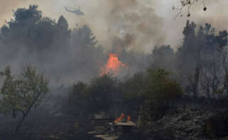 Un helicóptero trata de extinguir el incendio, a 12 de agosto de 2025, en Seixalbo, Ourense, Galicia (España)