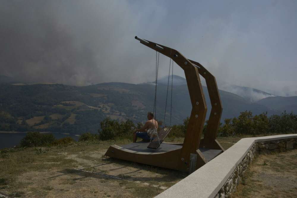 Mirador de Chandrexa de Queixa con columpio y vistas hacia el Macizo Central gallego, a 11 de agosto de 2025, en Chandrexa de Queixa, Ourense, Galicia (España). - Rosa Veiga - Europa Press