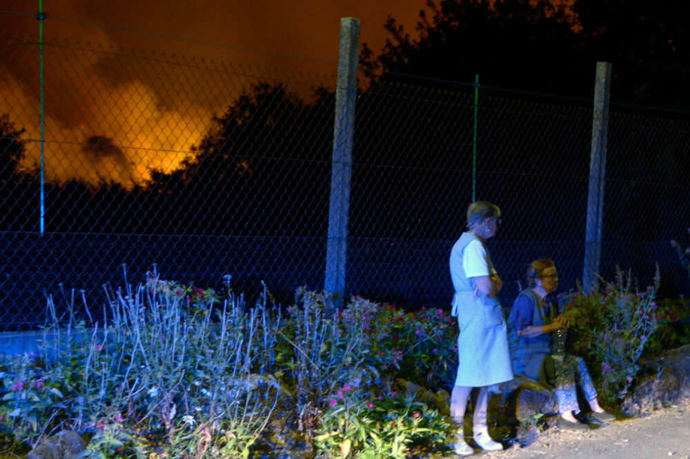Dos vecinas desveladas por la proximidad del fuego a Rebordondo (Cualedro)