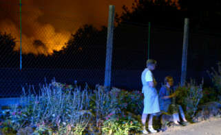 Dos vecinas desveladas por la proximidad del fuego a Rebordondo (Cualedro)