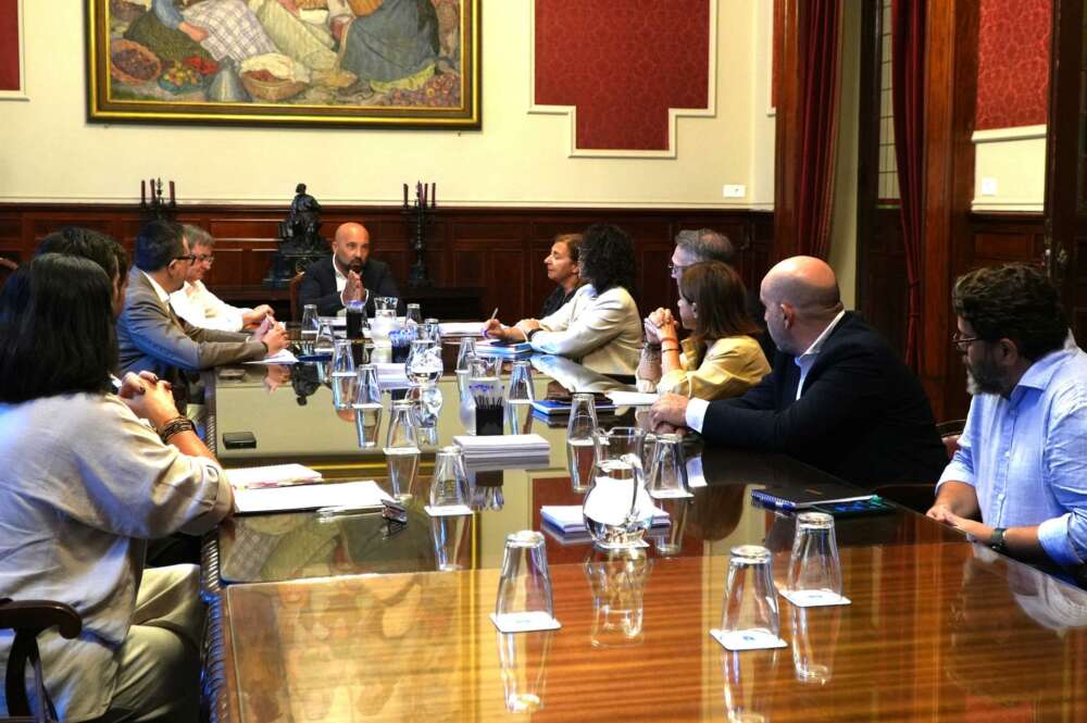 El concejal de Economía y Planificación Estratégica y portavoz del gobierno municipal, José Manuel Lage, durante una reunión con la directiva de la Asociación Empresarial de Hospedaje de A Coruña (Hospeco). - AYUNTAMIENTO A CORUÑA