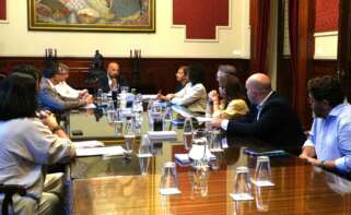 El concejal de Economía y Planificación Estratégica y portavoz del gobierno municipal, José Manuel Lage, durante una reunión con la directiva de la Asociación Empresarial de Hospedaje de A Coruña (Hospeco). - AYUNTAMIENTO A CORUÑA