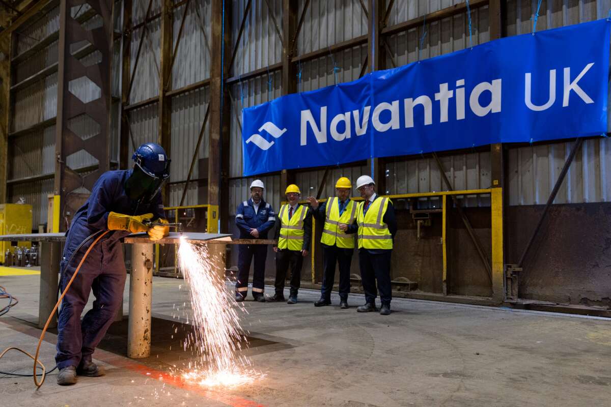El Secretario de Defensa Escocés, Ian Murray, asistió al inicio de los trabajos para la construcción de la barcaza en el astillero de Navantia en Methil