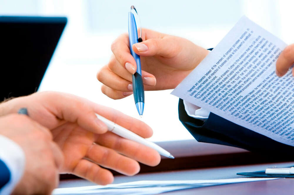 personas negociando un contrato