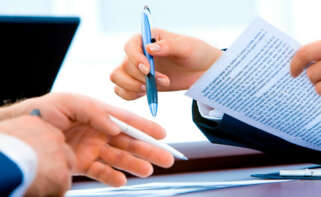 personas negociando un contrato