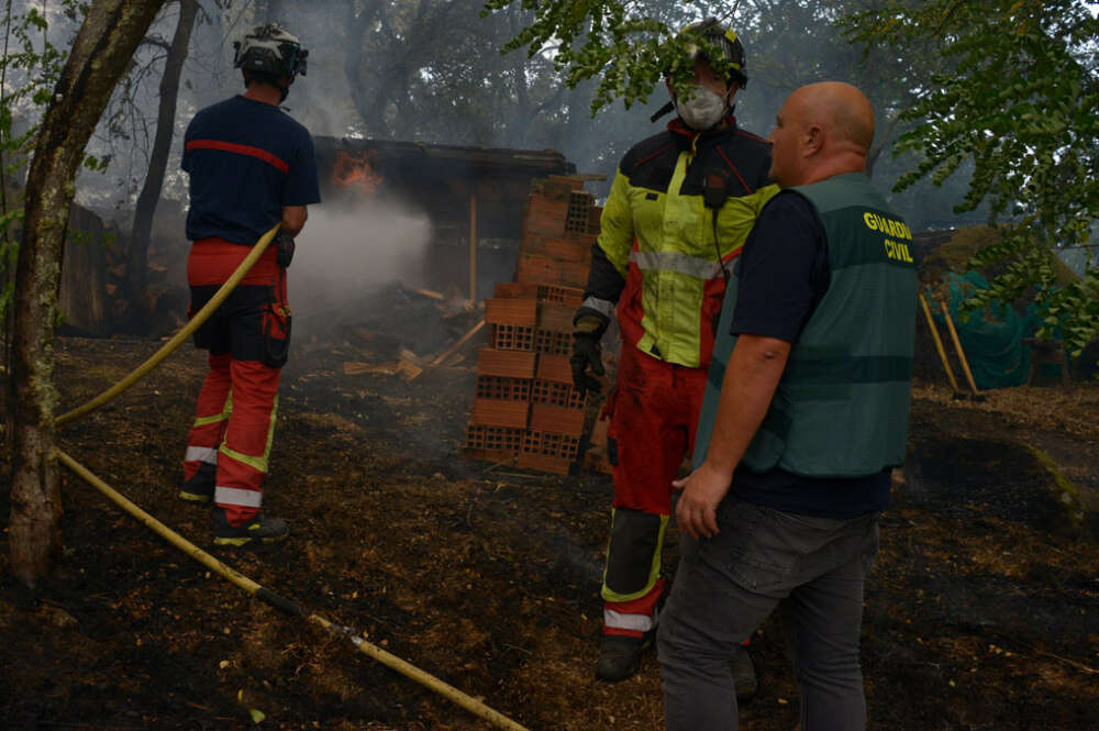 Varios servicios de emergencia trabajan en la extinción del fuego, a 12 de agosto de 2025, en Seixalbo, Ourense