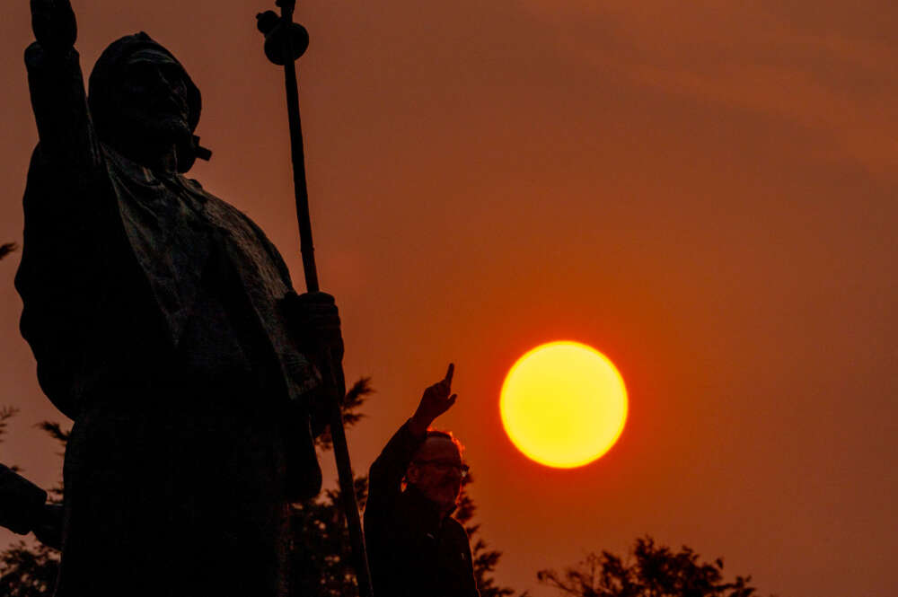 Un peregrino camina durante la salida del sol en el Monte do Gozo, en Santiago de Compostela.