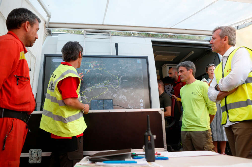 El presidente de la Xunta, Alfonso Rueda (1d), visita el puesto de mando avanzado de Quiroga, a 21 de agosto de 2025, en Quiroga, Lugo, Galicia (España)