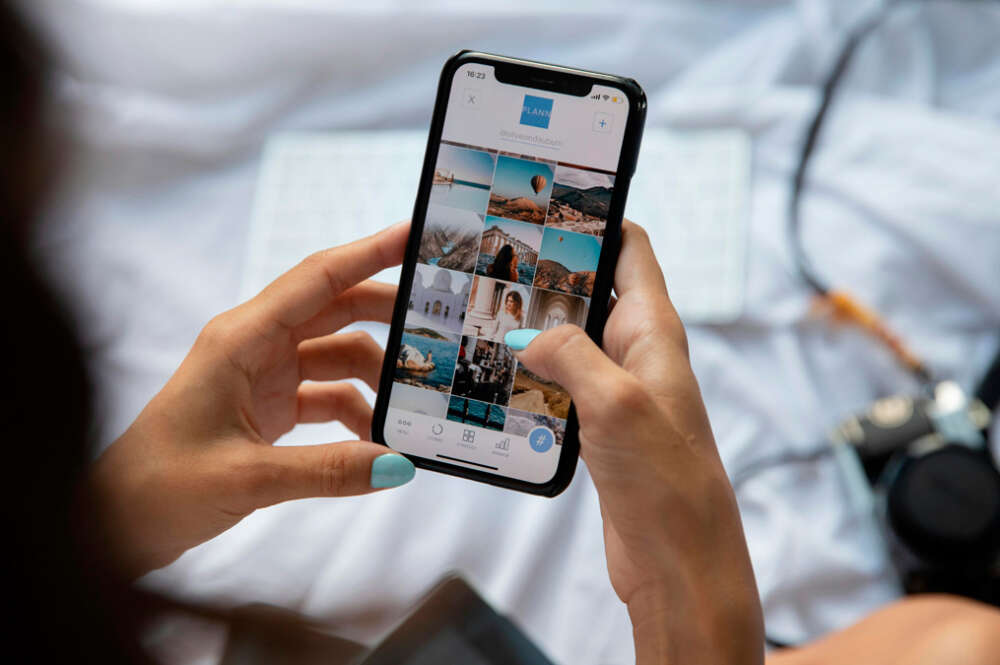 Chica mirando un perfil de instagram de un influencer