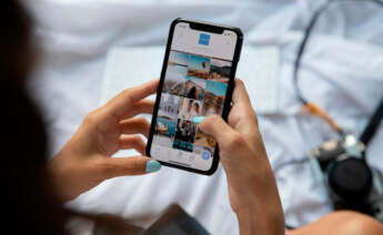 Chica mirando un perfil de instagram de un influencer