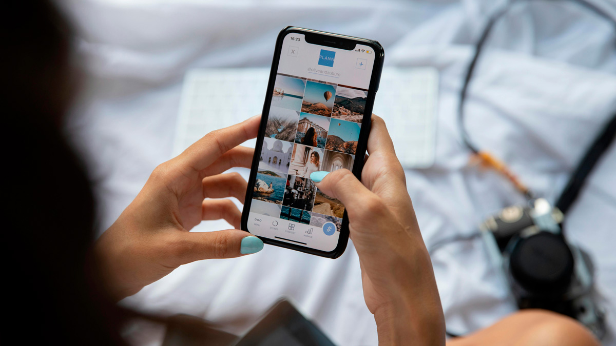 Chica mirando un perfil de instagram de un influencer