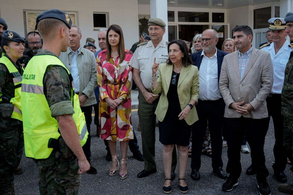 La ministra de Defensa, Margarita Robles (c), junto a la conselleira de Medio Rural, Maria José Gómez (c-i), y el Delegado del Gobierno en Galicia, Pedro Blanco (c-d), durante su visita a la Brigada ‘Galicia’ VII, en la Base General Morillo, a 23 de agosto de 2025, en Vilaboa