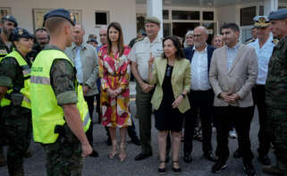 La ministra de Defensa, Margarita Robles (c), junto a la conselleira de Medio Rural, Maria José Gómez (c-i), y el Delegado del Gobierno en Galicia, Pedro Blanco (c-d), durante su visita a la Brigada ‘Galicia’ VII, en la Base General Morillo, a 23 de agosto de 2025, en Vilaboa