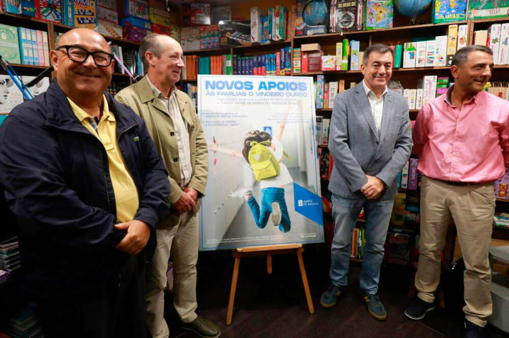 Visita del conselleiro de Educación, Román Rodríguez, ala librería Clip de Pontevedra