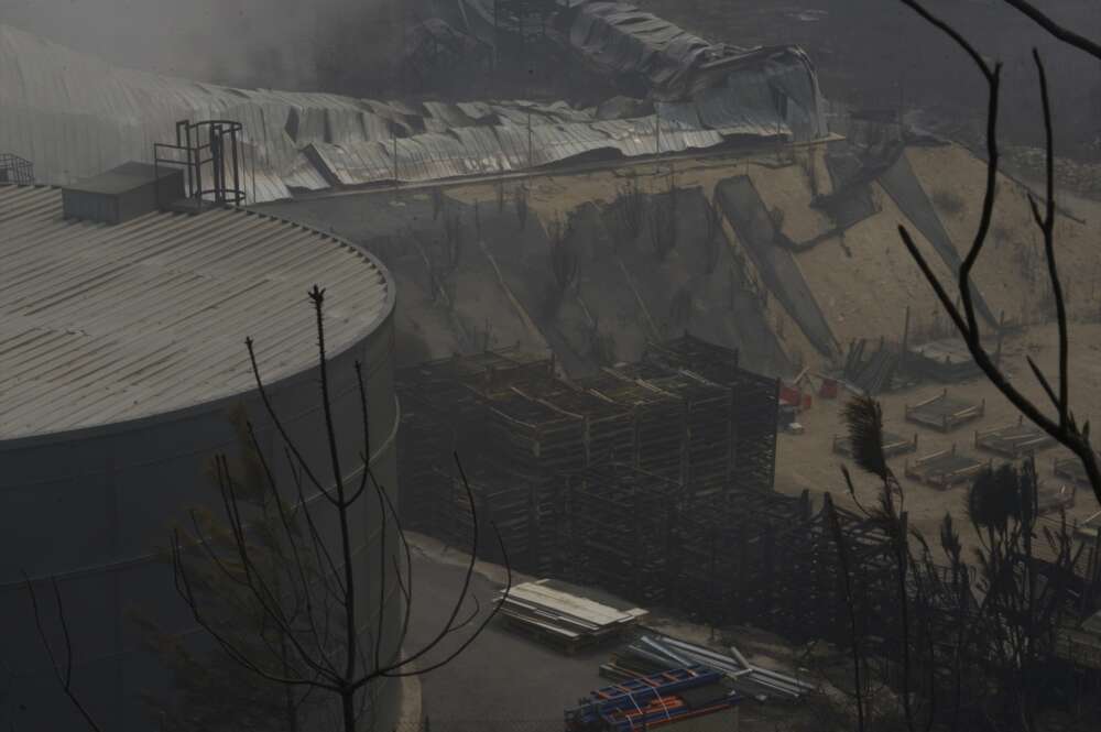 Vista de la Empresa Autoneum quemada por el fuego, en el polígono industrial de A Rúa / Europa Press (Rosa Veiga)
