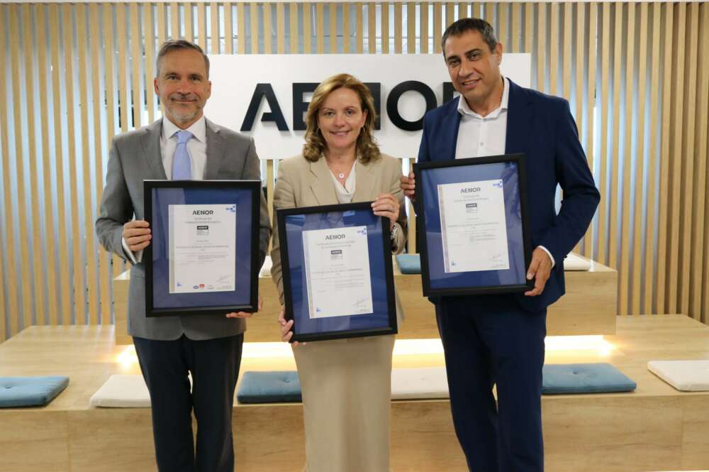 De izquierda a derecha: Rafael García Meiro, CEO de AENOR; Purificación Torreblanca, CEO de Grupo Puentes; y Alejandro García Sardón, director de Servicios Corporativos de Grupo Puentes / Puentes