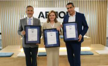 De izquierda a derecha: Rafael García Meiro, CEO de AENOR; Purificación Torreblanca, CEO de Grupo Puentes; y Alejandro García Sardón, director de Servicios Corporativos de Grupo Puentes / Puentes