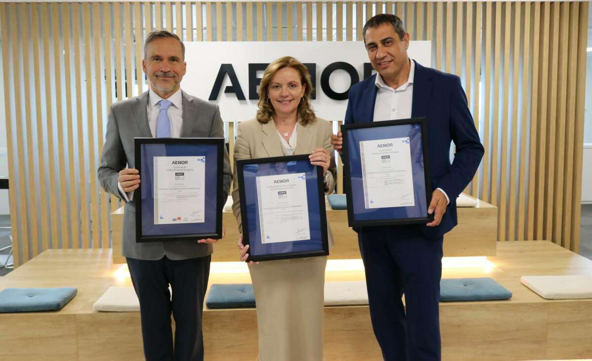 De izquierda a derecha: Rafael García Meiro, CEO de AENOR; Purificación Torreblanca, CEO de Grupo Puentes; y Alejandro García Sardón, director de Servicios Corporativos de Grupo Puentes / Puentes