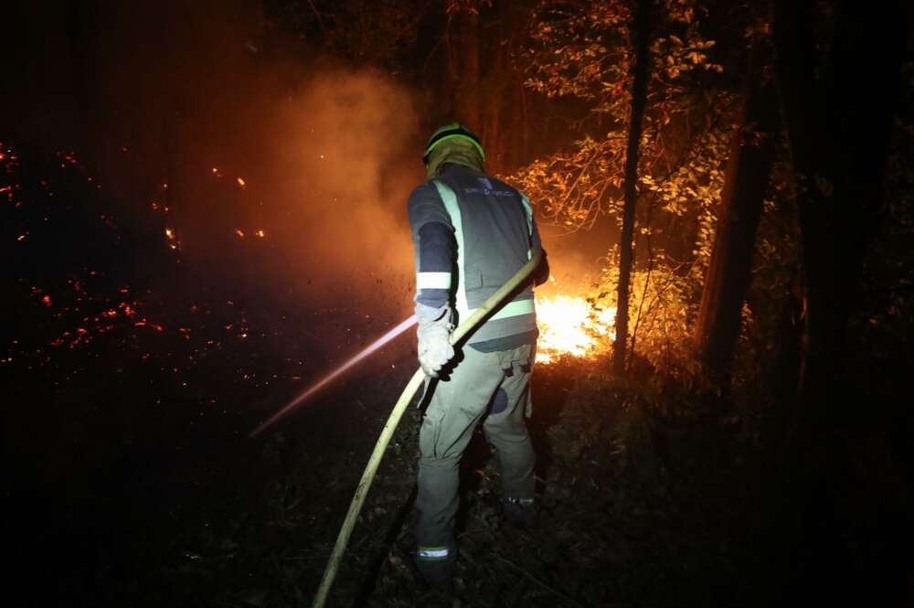 Un bomberos en las labores de extinción de un incendio en Barreiros / Europa Press