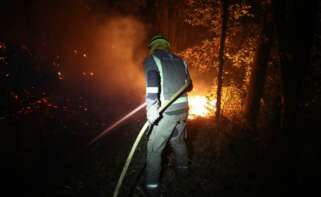 Un bomberos en las labores de extinción de un incendio en Barreiros / Europa Press