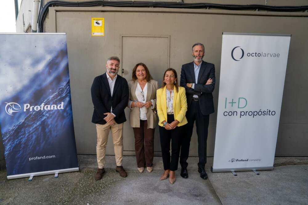 La conselleira do Mar, Marta Villaverde, durante su visita a Octolarvae, posa acompañada del presidente de Profand, Enrique García Chillón