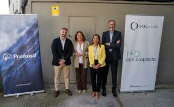 La conselleira do Mar, Marta Villaverde, durante su visita a Octolarvae, posa acompañada del presidente de Profand, Enrique García Chillón