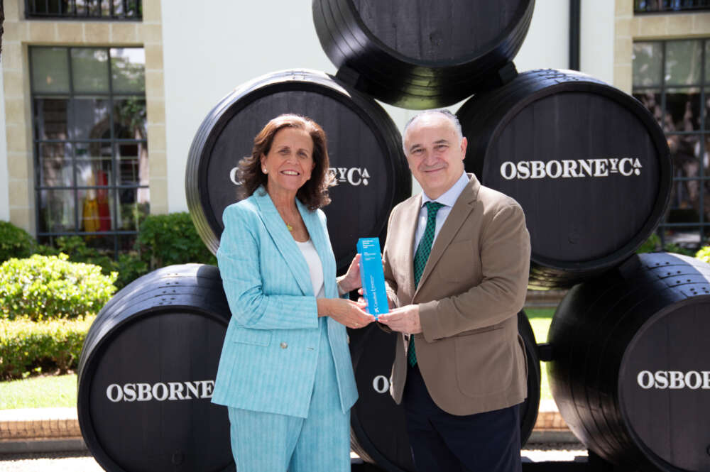 La presidenta de Osborne, Sofía Osborne, y el director territorial de CaixaBank en Andalucía, Juan Ignacio Zafra, durante la entrega del CaixaBank Premio Empresaria / CaixaBank