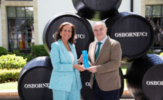 La presidenta de Osborne, Sofía Osborne, y el director territorial de CaixaBank en Andalucía, Juan Ignacio Zafra, durante la entrega del CaixaBank Premio Empresaria / CaixaBank