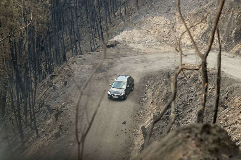 Un coche circula al lado del terreno calcinado en A Barca, Sober / Europa Press
