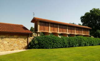 Vista exterior del hórreo del Pazo de Mazaira (Toques) / Turismo.gal
