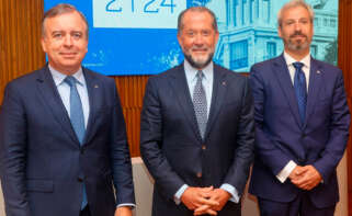 Francisco Botas, CEO de Abanca, Juan Carlos Escotet, presidente de la entidad, y Alberto de Francisco, director de Finanzas de Abanca, en la presentación de los resultados del primer semester de 2024