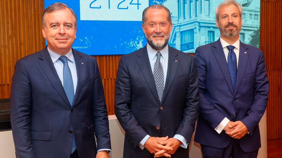 Francisco Botas, CEO de Abanca, Juan Carlos Escotet, presidente de la entidad, y Alberto de Francisco, director de Finanzas de Abanca, en la presentación de los resultados del primer semester de 2024