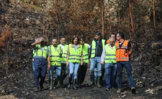 La conselleira de Medio Ambiente, Ángeles Vázquez, visita una zona de Vilaboa (Pontevedra), donde Augas de Galicia acomete trabajos para evitar el arrastre de cenizas