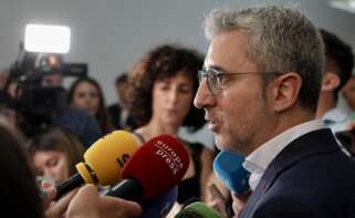 El secretario de Estado de Política Territorial, Arcadi España, ofrece declaraciones a la prensa tras la reunión con el sector de los ascensores, en la sede de la Federación Empresarial Metalúrgica Valenciana (FEMEVAL), a 20 de junio de 2025, en Valencia, Comunidad Valenciana (España). Este encuentro se da para tratar la reciente modificación de la normativa de los elevadores en la zona afectada por la dana. Eduardo Manzana / Europa Press 20 JUNIO 2025;ASCENCOVAL 20/6/2025