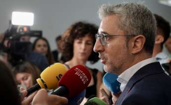 El secretario de Estado de Política Territorial, Arcadi España, ofrece declaraciones a la prensa tras la reunión con el sector de los ascensores, en la sede de la Federación Empresarial Metalúrgica Valenciana (FEMEVAL), a 20 de junio de 2025, en Valencia, Comunidad Valenciana (España). Este encuentro se da para tratar la reciente modificación de la normativa de los elevadores en la zona afectada por la dana. Eduardo Manzana / Europa Press 20 JUNIO 2025;ASCENCOVAL 20/6/2025