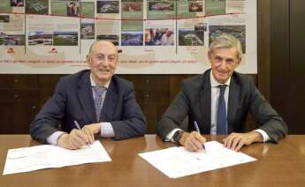 Manuel Gómez-Franqueira, presidente del Grupo Coren, y Juan Pedro Badiola, director territorial norte de CaixaBank