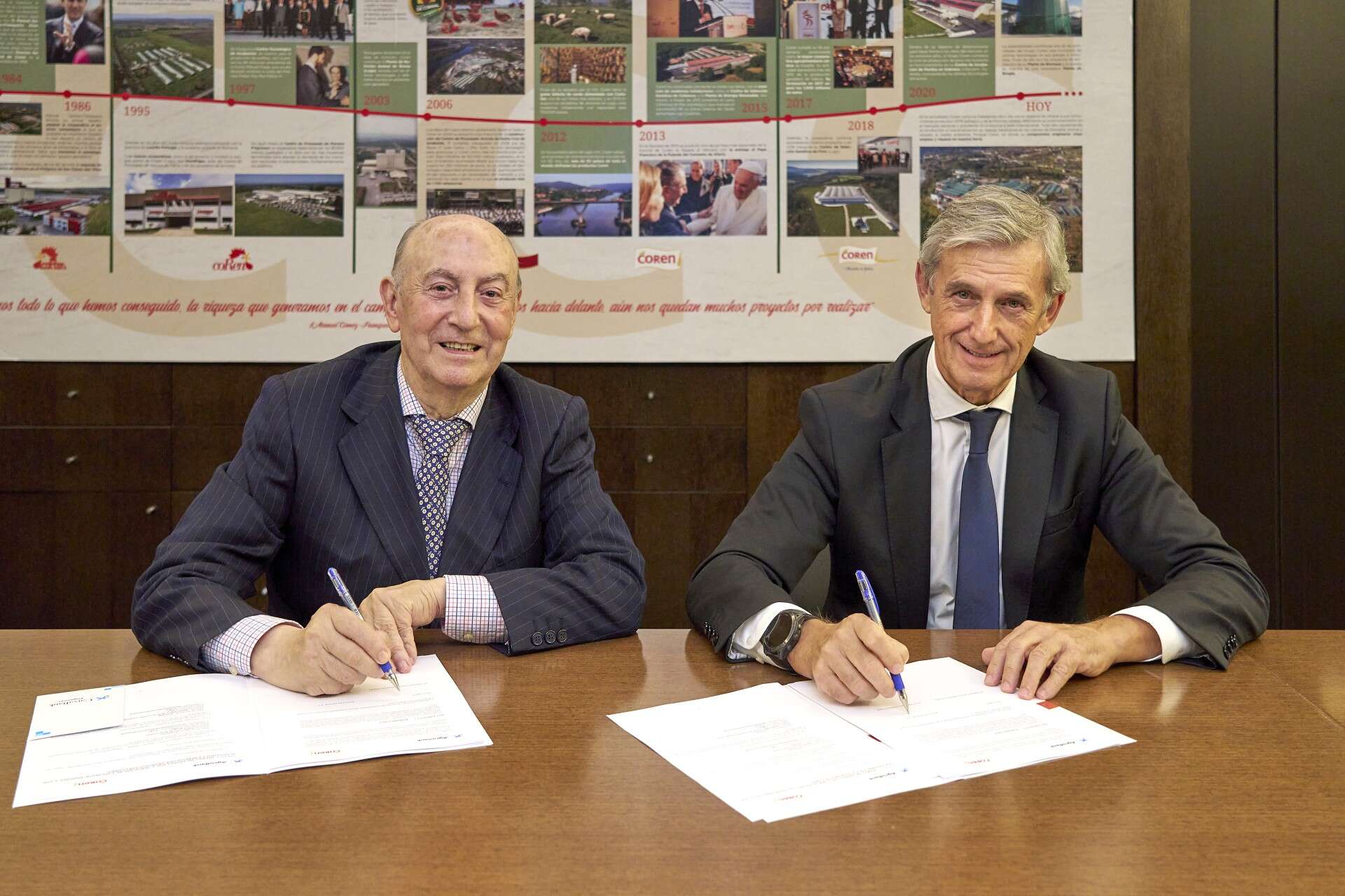 Manuel Gómez-Franqueira, presidente del Grupo Coren, y Juan Pedro Badiola, director territorial norte de CaixaBank