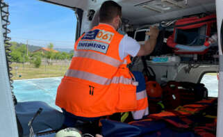 Enfermero del Sergas en una ambulancia