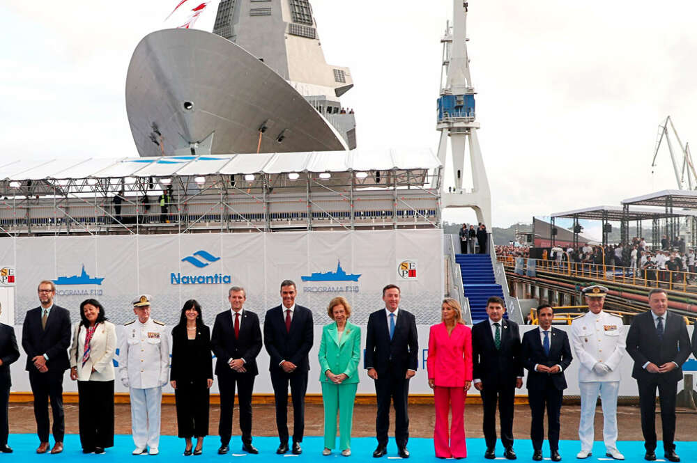 Foto de familia durante la ceremonia de la botadura de la fragata F-111, en el astillero de Navantia
