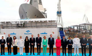 Foto de familia durante la ceremonia de la botadura de la fragata F-111, en el astillero de Navantia