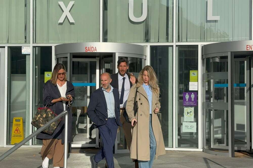 El alcalde de Ourense, Gonzalo Pérez Jácome, acompañado de su abogado y de la concejala de Dinamización y Política Social, Noa Rouco, a la salida del juzgado después de haber sido citado a declarar - EUROPAPRESS