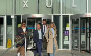 El alcalde de Ourense, Gonzalo Pérez Jácome, acompañado de su abogado y de la concejala de Dinamización y Política Social, Noa Rouco, a la salida del juzgado después de haber sido citado a declarar - EUROPAPRESS