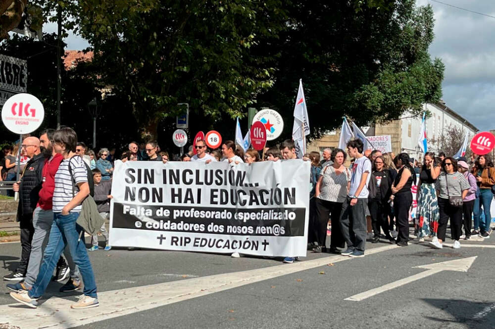 Una manifestación recorre las calles de Santiago de Compostela para pedir "menos recortes" en educación, a 13 de septiembre de 2025.
